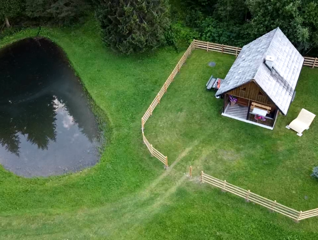 Hütte mit Teich